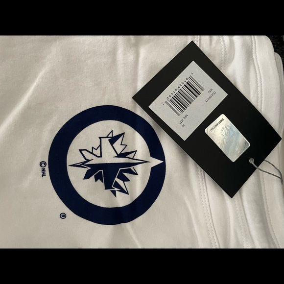 DKNY x Winnipeg Jets - Picture 5 of 5